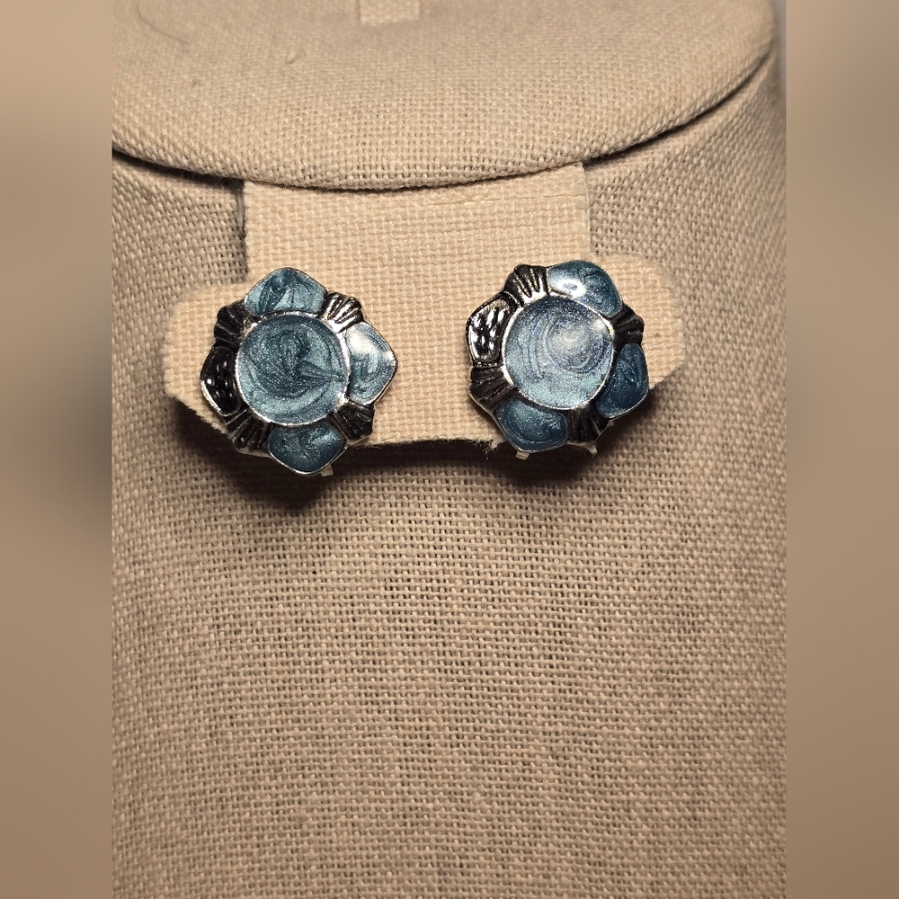 Vintage silver tone clip on earrings